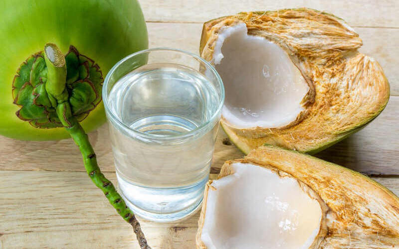 Uống nước dừa và ăn cùi dừa non không gây tăng cân 