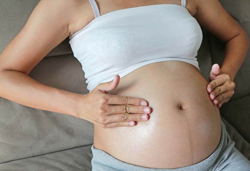 Phụ nữ mang thai không nên sử dụng ghế massage sẽ gây hại cho thai nhi