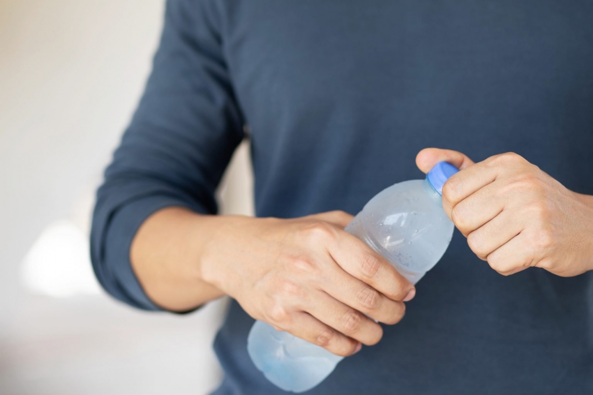 Uống đủ nước để giảm bớt cơn đau đầu