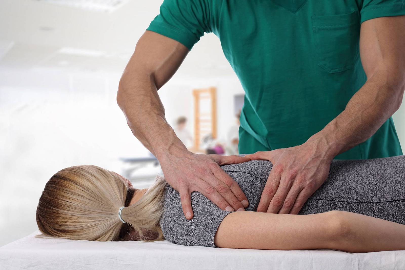 Massage cột sống giúp giảm đau hiệu quả