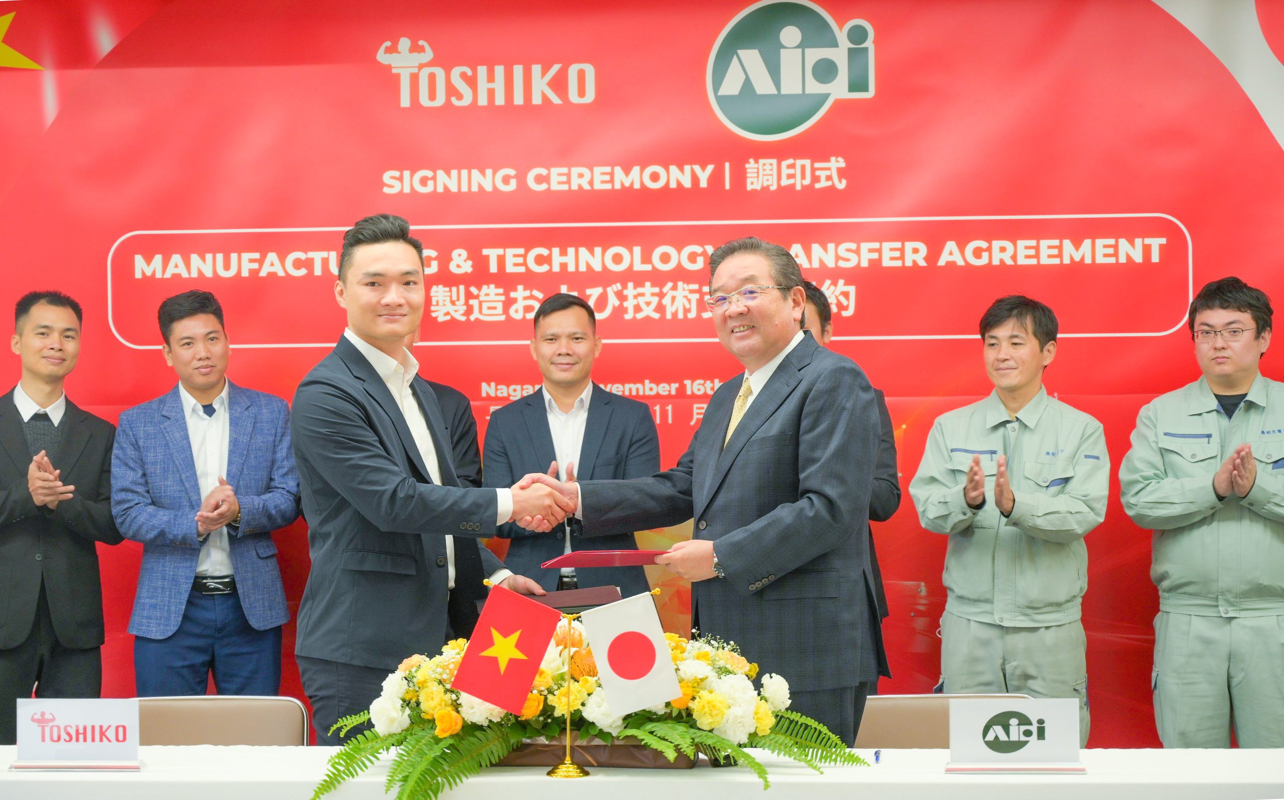 Ông Phùng Khánh Hoà - Chủ tịch HĐQT Toshiko và ông Hiroyuki Shirota - Giám đốc đại diện công ty Aioi Denshi ký kết hợp đồng.