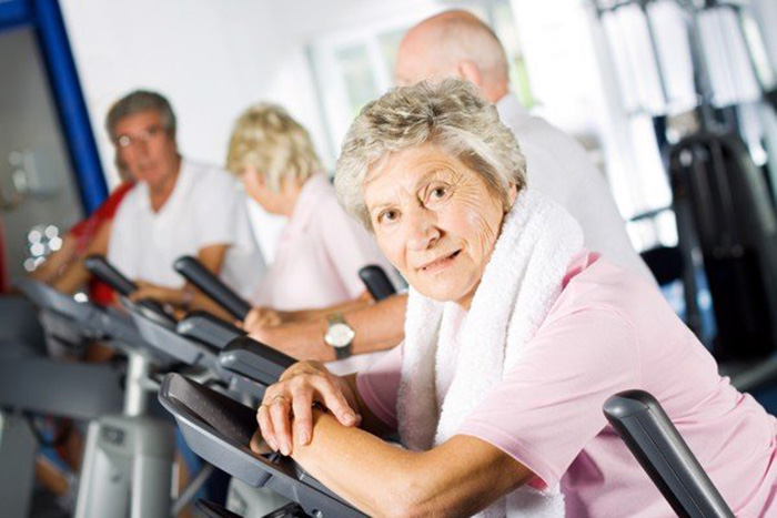 Người cao tuổi có nên tập máy chạy bộ không?