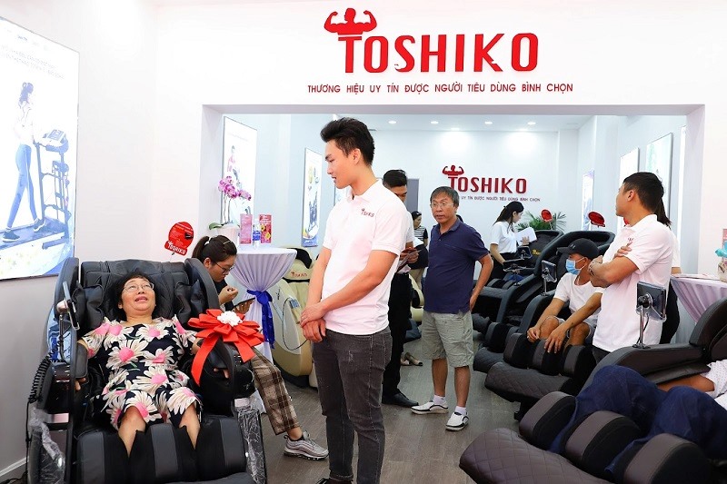 Khách hàng được tư vấn tận tình khi mua ghế massage Toshiko