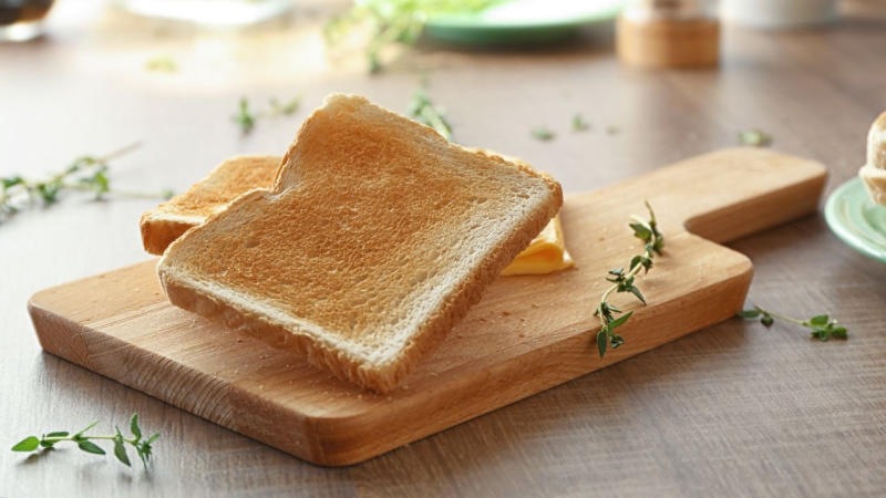 100 gam bánh mì sandwich chứa khoảng 230 calo 