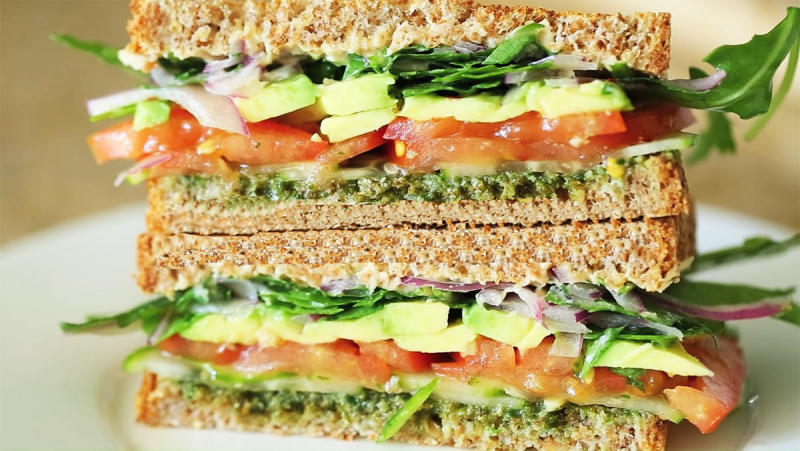 Nên ăn bánh mì sandwich với cà chua, dưa chuột, hành tây, rau xà lách