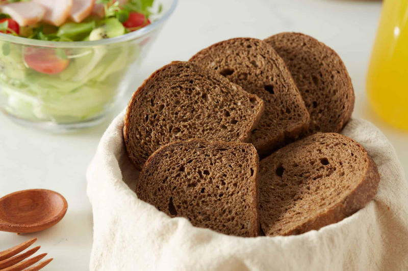 Bánh mì sandwich đen chứa khoảng 230 calo 