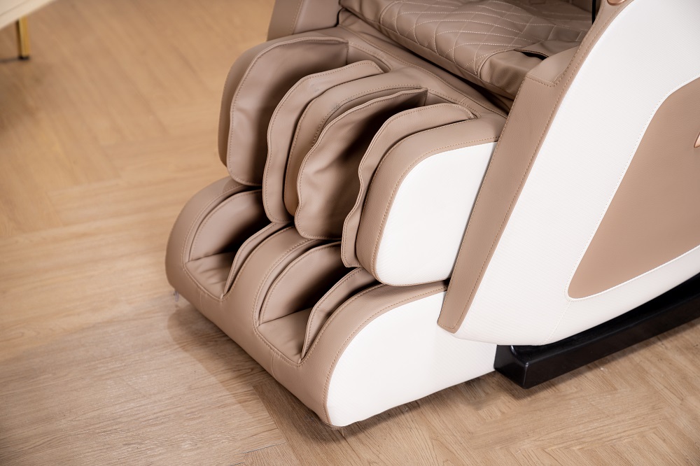 Chất liệu da PU bọc toàn bộ thân ghế kết hợp cùng các động tác xoa bóp giúp bạn có trải nghiệm thư giãn tuyệt vời