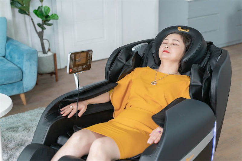 Người cao tuổi có sức khỏe ổn định có thể cân nhắc sử dụng ghế massage để nâng cao hiệu quả chăm sóc sức khỏe toàn thân