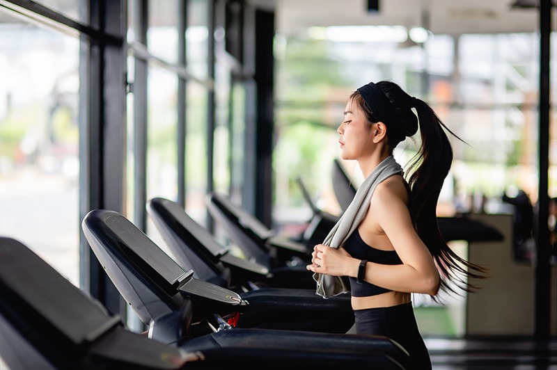 Tập cardio với máy chạy bộ cũng giúp cải thiện sức khỏe tim mạch, tăng cường thể lực
